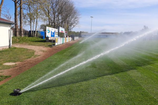 Sportplatz Wittenbeck nach Verlegung von neuem Rollrasen 