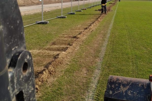 Verschließen & Verdichten eines Beregnungsgrabens auf einer Sportplatzanlage in Rostock